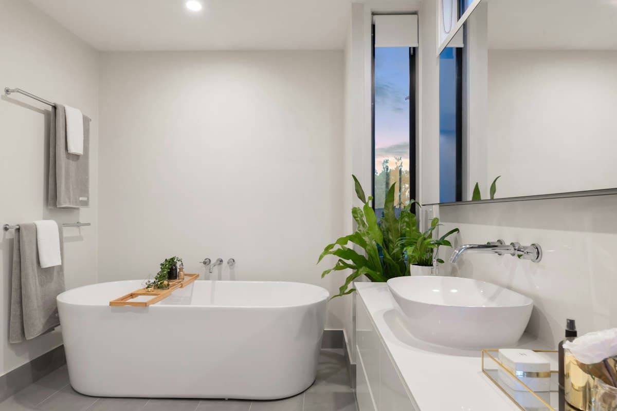 Salle de bain lumineuse avec baignoire et robinetterie