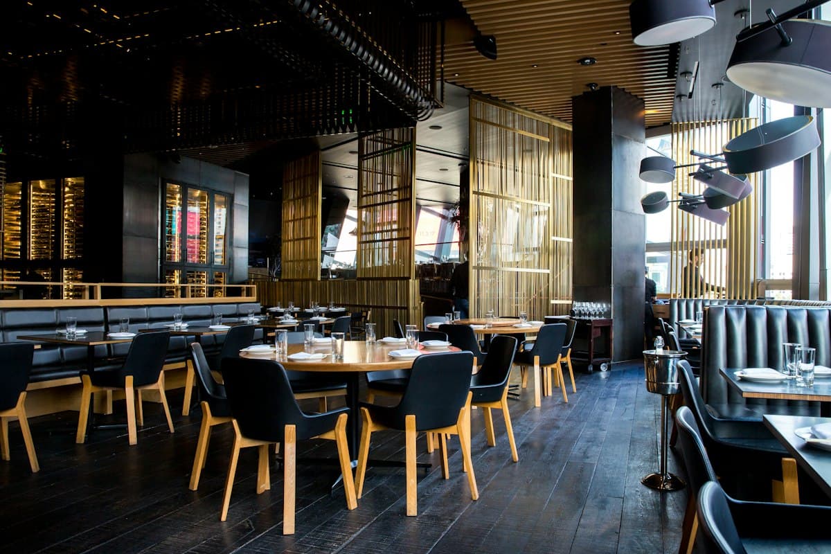 Salle de restaurant chaleureuse prête à accueillir les convives